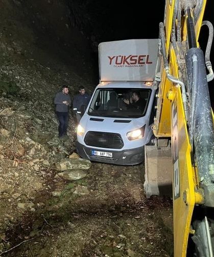 Navigasyonun yanılttığı 3 kişi, dağ yolunda araçla çamura saplanarak mahsur kaldı