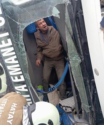 Samandağ'da devrilen tırın sürücüsü yaralandı