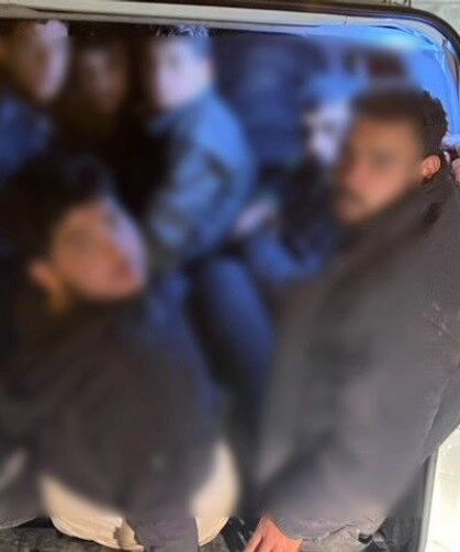 Göçmenleri tıka basa taşırken yakayı ele veren insan tacirine 102 bin TL ceza