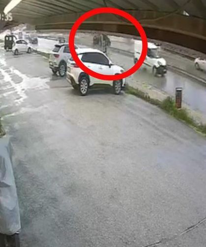 El freni çekilmeyen otomobil ana yola çıktı