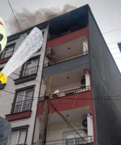 Kırıkhan’da apartman dairesi alevlere teslim oldu