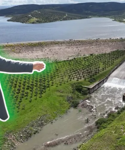 25 yıl sonra gerçekleşen tarihi anlara tanıklık etmek isteyen vatandaşlar, meraklı gözlerle izledi