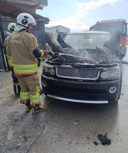 Altınözü'de cipin motoru alevlere teslim oldu