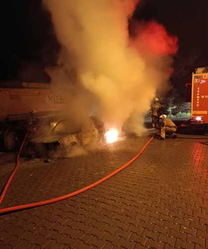 Park halindeki otomobil alevlere teslim oldu