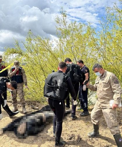 Asi Nehrinde kimliği belirsiz erkek cesedi bulundu