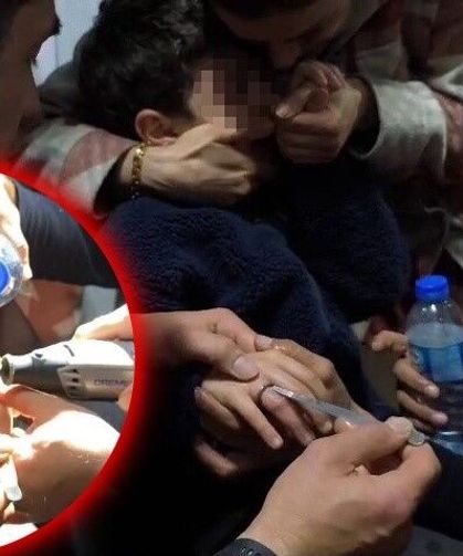 Gözyaşlarına boğulan çocuğu annesi ve itfaiye ekipleri teselli etti