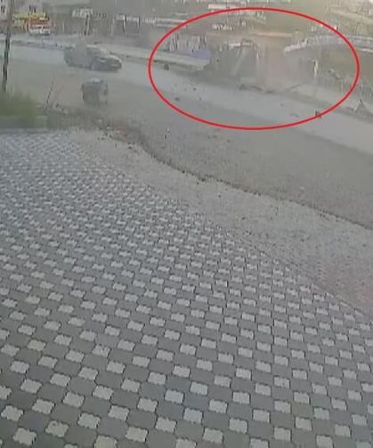 Orta refüje çarpan hafriyat kamyonunun devrildi