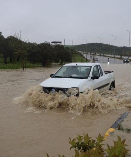 Göle dönen yolda araçların zorlu ilerleyişi havadan görüntülendi