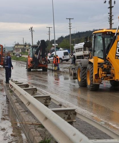 Selle birlikte araçları mahsur kaldığı karayolu ulaşıma açıldı