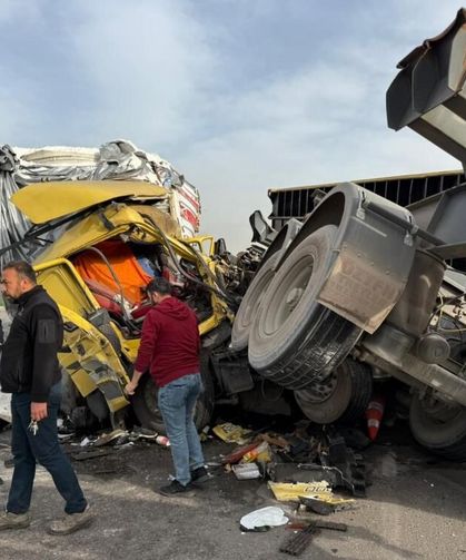 Tırların çarpıştığı feci kaza kamerada