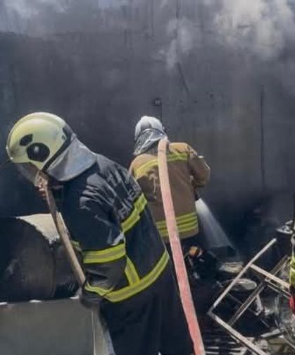 Antakya'da iş yeri alevlere teslim oldu