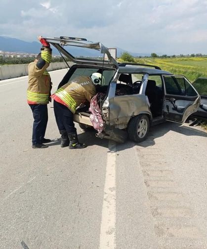 Tofaş hurdaya döndü: 2 yaralı