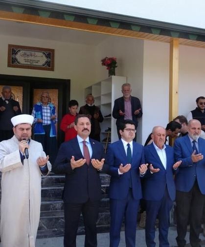 Depremin ardından inşa edilen 126'ncı cami ibadete açıldı