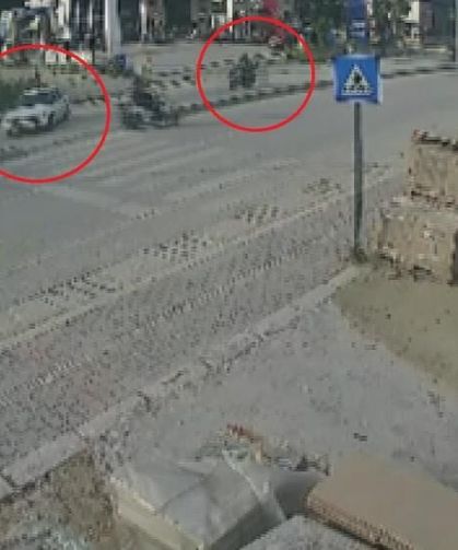 Otomobille çarpışan motosikletli metrelerce havaya uçtu