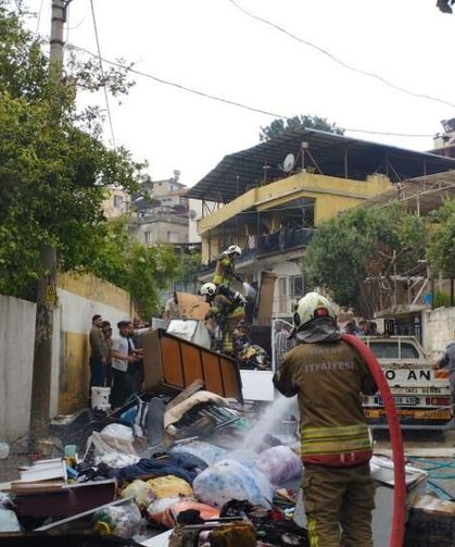 Ev eşyası yüklü pikap alevlere teslim oldu