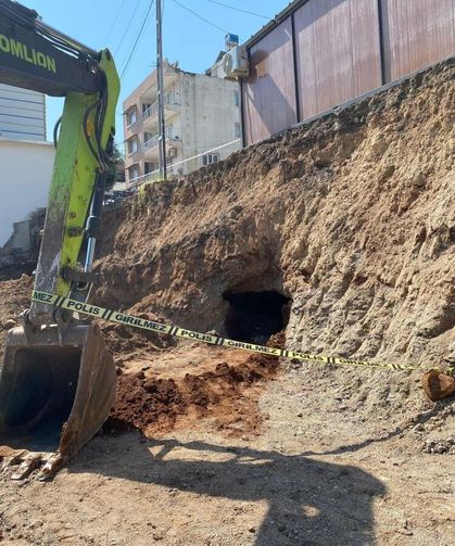 Belediyenin kazı çalışmasında kaya mezarı bulundu