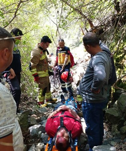 Ormanlık alanda uçurumdan düşen vatandaş yaralandı