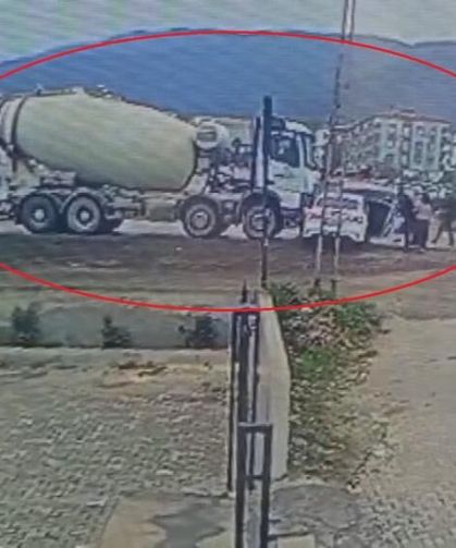 Beton mikserin metrelerce sürüklediği otomobil sürücüsü yaralandı