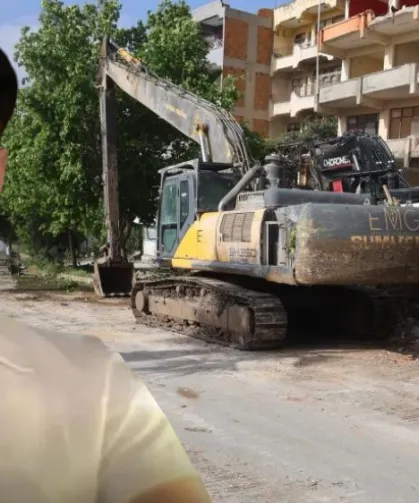 İş makinesine ok gibi saplanan otomobilin genç sürücüsü öldü