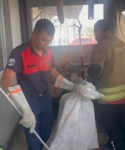 Antakya'da eve giren yılanı itfaiye yakaladı