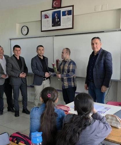 Hassalı muhtarlardan öğretmenlere çiçekli teşekkür