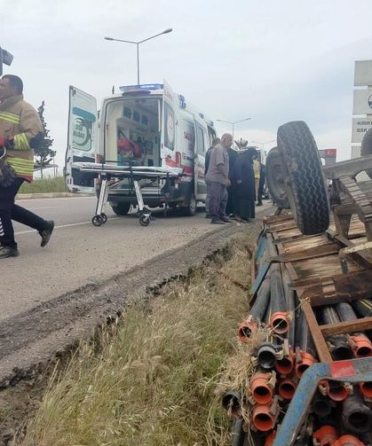 Römork devrildi, 4 kişi tarlaya uçtu