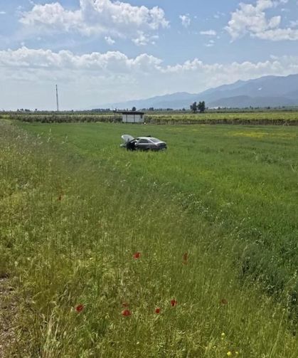 Tarlaya uçan otomobilin sürücüsü yaralandı