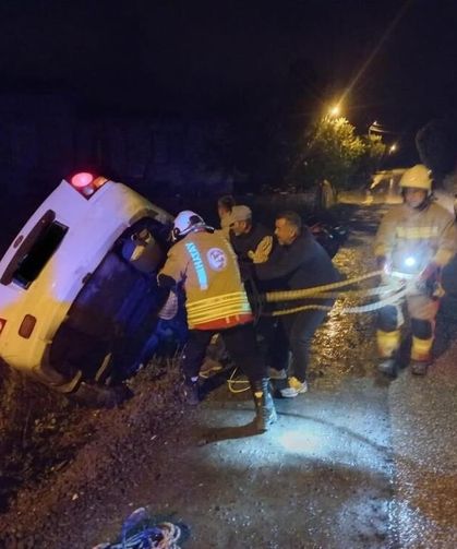 Şarampole devrilen otomobilin sürücüsü yaralandı