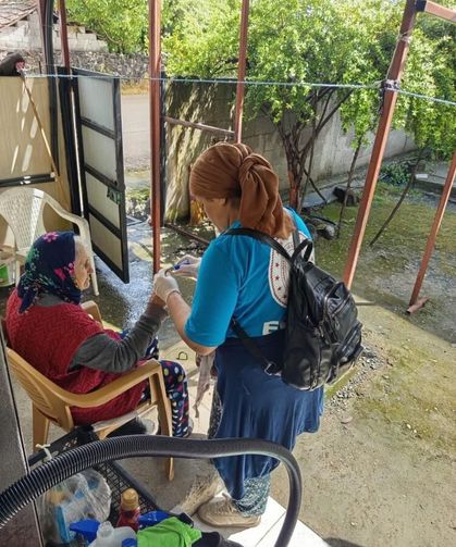 Erzin’de yaşlı vatandaşların evinde vefa temizliği gerçekleştiriliyor