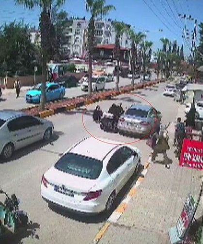 2 kişi, sürücünün dikkatiyle ezilmekten kurtuldu