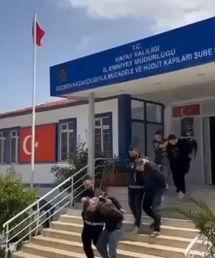 Minibüs dolusu göçmen yakalandı, 3 organizatör tutuklandı