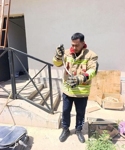 Kumlu'da eve giren yılanı itfaiye yakaladı