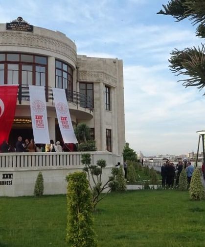 Devlet Tiyatroları Tarihi Meclis Binasında Perdelerini Açtı