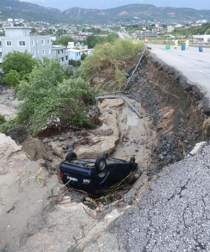 Çöken yoldan düşen otomobilin sürücüsü öldü