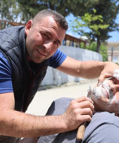 Ürettiği bıçakların keskinliği göstermek için insanları tıraş ediyor