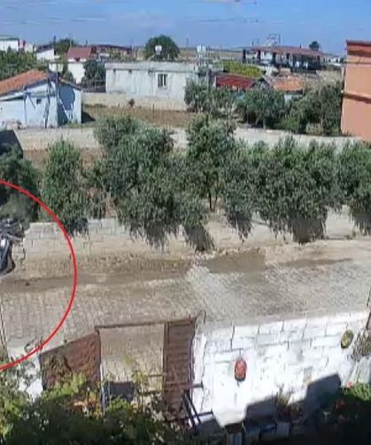 Motosikletle tek teker yapan gençlerin duvara çarptı