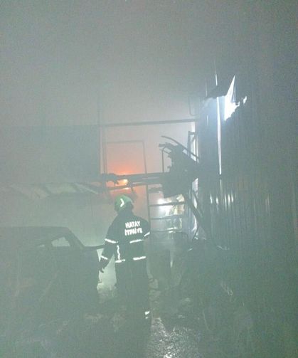 Antakya'da iş yeri alevlere teslim oldu