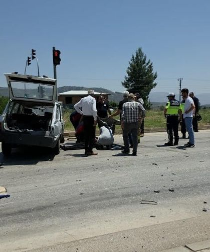 Seyir halindeki iki otomobil çarpıştı: 1’i ağır 2 yaralı