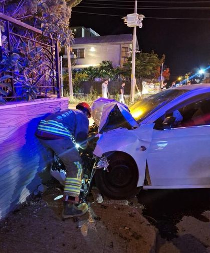 Otomobilin duvara çakıldığı anlar