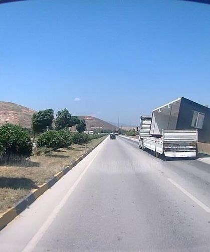 Fırtına, tırda taşınan konteyneri uçurdu