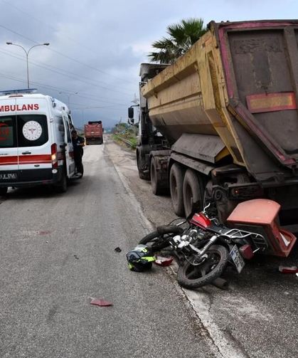 Hafriyat kamyonuyla çarpışan motosikletin sürücüsü yaralandı