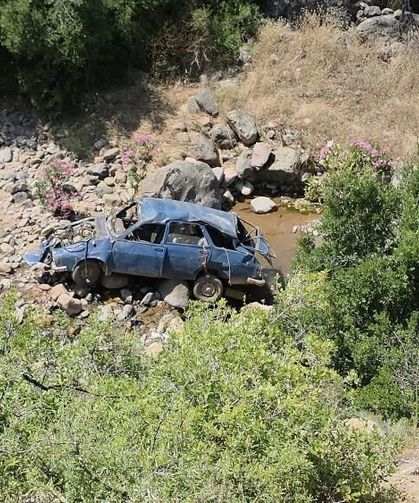 Uçurumdan yuvarlanarak hurdaya dönen otomobilin sürücüsü yaralandı