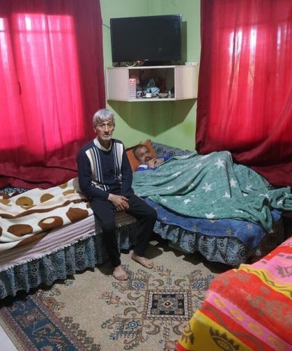 Yatalak anne ve babasıyla birlikte zihinsel engelli kardeşine umut olan hayırlı evlat takdir topluyor