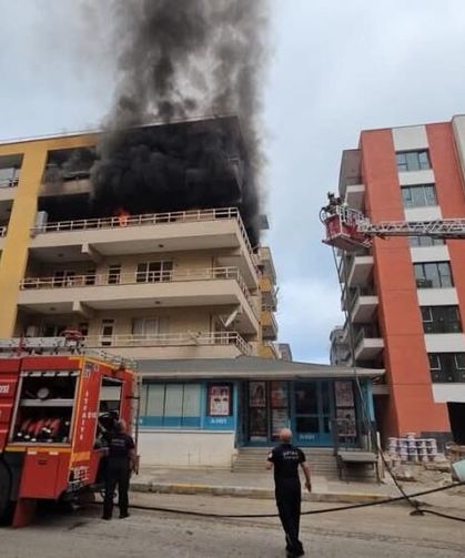 İskenderun'da apartman dairesinden alevler yükseldi