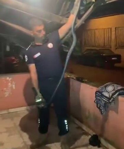 🐍Bulaşık makinesine giren 2 metrelik karayılanı itfaiye çıkardı