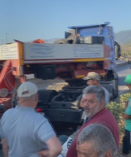 Devrilen tır yolu trafiğe kapattı, uzun araç kuyruğu oluştu