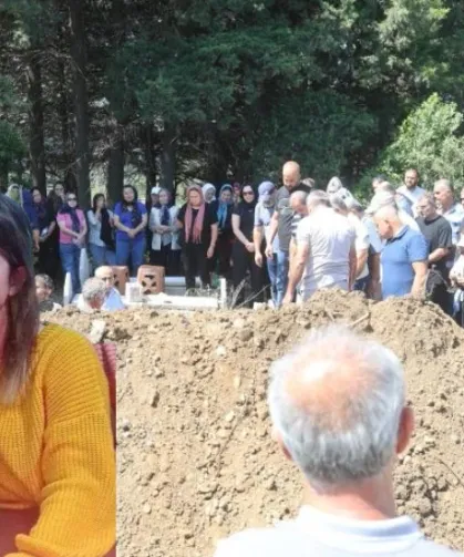 Nişanlı dehşetinde öldürülen baba ve kız yan yana defnedildi