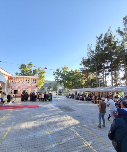 Narlıca İmam Hatip Ortaokulu’nda Mezuniyet Coşkusu