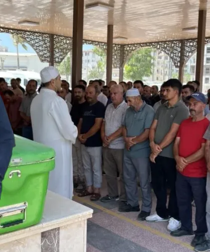 Yola kaçan topunu yakalamak isterken pikabın çarptığı Umut son yolculuğuna uğurlandı