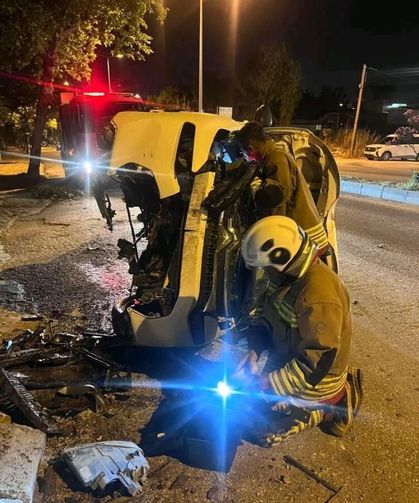 Ağaca çarparak yan yatan otomobildeki 2 kişi yaralandı